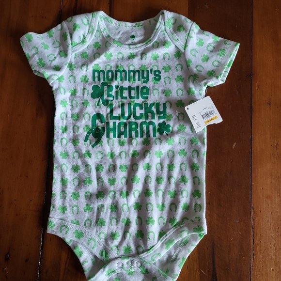 Baby St Patrick's day ☘️🍀 bodysuit 12m - Picture 2 of 9